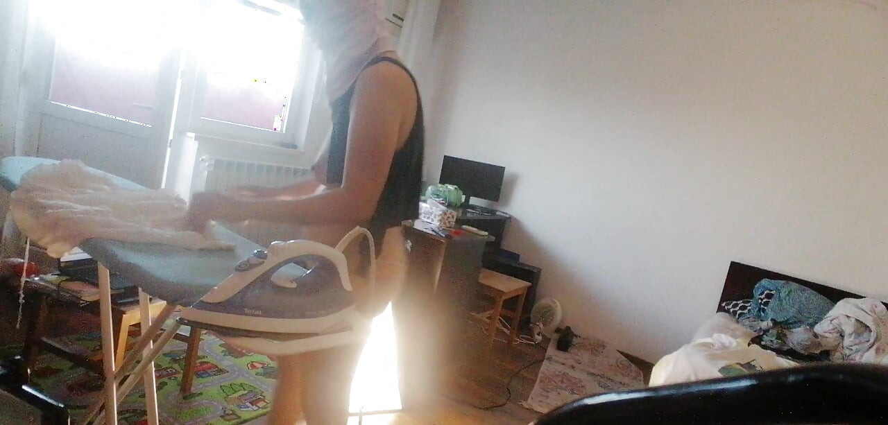 Sexy wife doing chores in the house naked. Cum on wife's big ass. Hot foreplay with a couple, oil massage on the body.