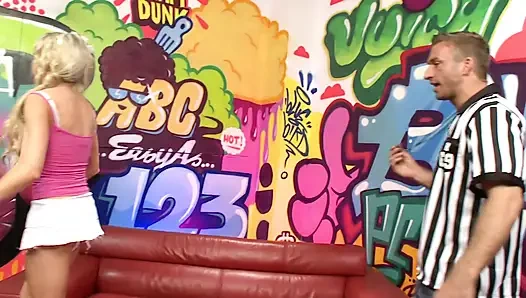 Когда Две Шлюхи Начинают Лизать Друг Другу, В Лагерь Заходит Рефери