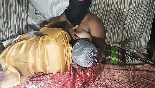 Yeni evli çift karı koca seks yapıyor ve ateşli an
