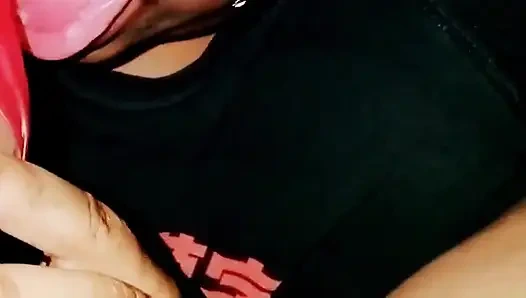 Cewek sange ini lagi asik jilat beceknya!!