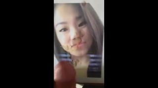 귀여운 아시아 소녀를 추모하다