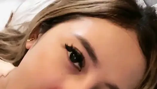 Azgın kız görüntülü görüşmede mastürbasyon yapıyor