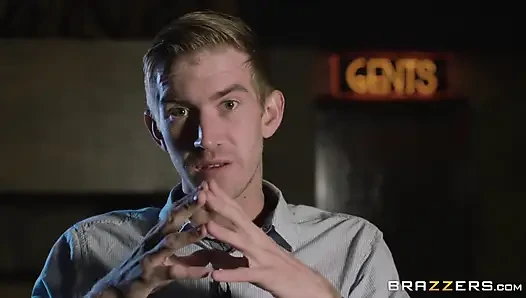 Brazzers - Дэнни пытается снять фильм, но в конечном итоге делать то, что он делает лучше всего, он трахает Виола Бейли