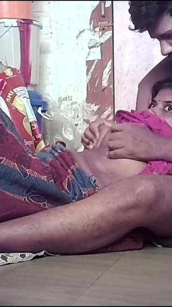 Detik menawan dari "isteri rumah kampung desi India panas dan suami bercium"
