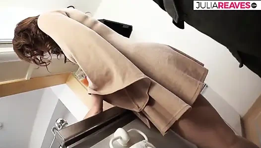 Возбужденную девушку трахают пальцами перед скачкой на хуище