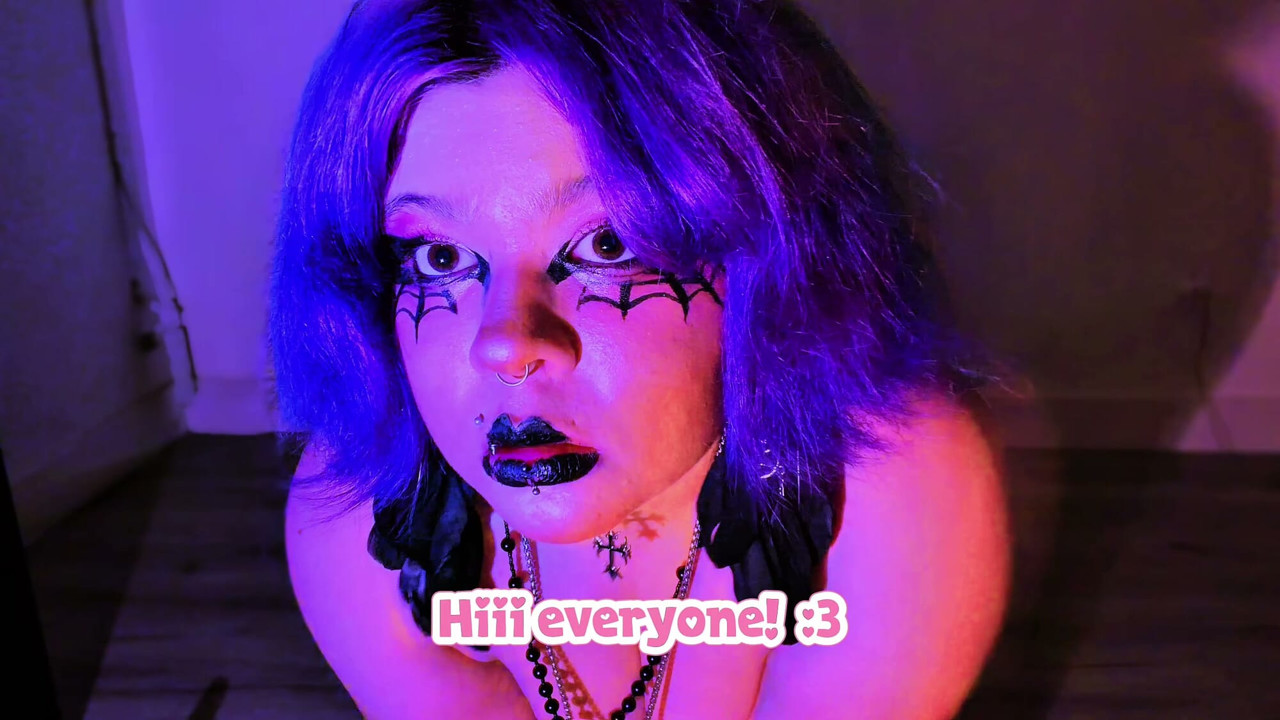 Goth-Teen reizt dich mit ihren großen Titten und ihrem Arsch und masturbiert.