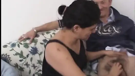 Brunette amatir montok disibukkan dengan dua kontol