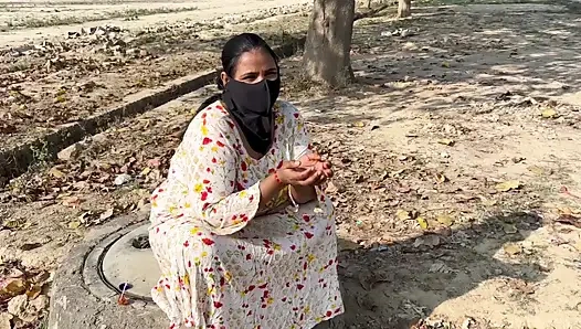 Ek admine ek garib ladki ko choda uska faida uthaya