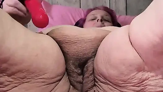 Sie ist allein und schlägt mit dildoknochen