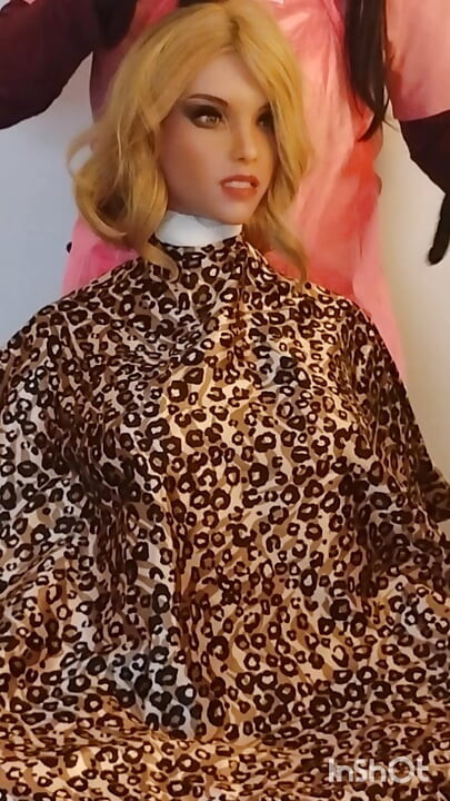 Lauren穿著絲滑柔軟的理髮披肩進行模特兒展示