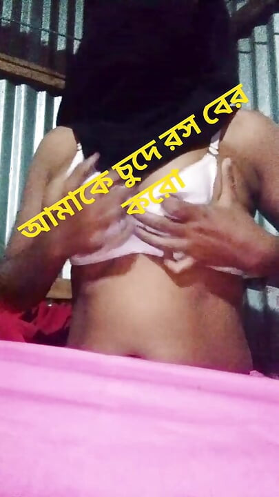 Mulher sexy se masturbando com a mão - vídeo