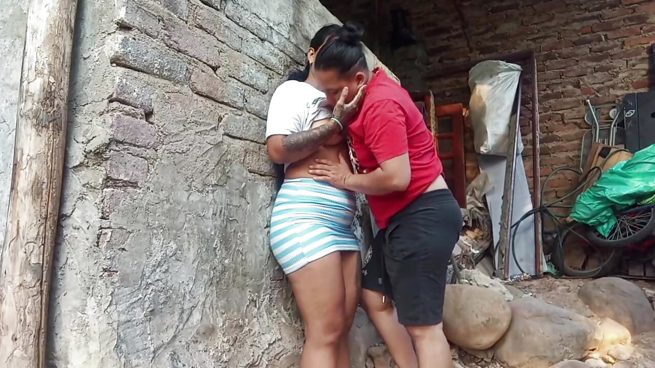 me encuentro con mi amiga a escondidas para experimentar besos y chupadas entre dos chicas
