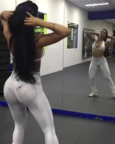 Juliana Gostosa Rebolando de Leggings