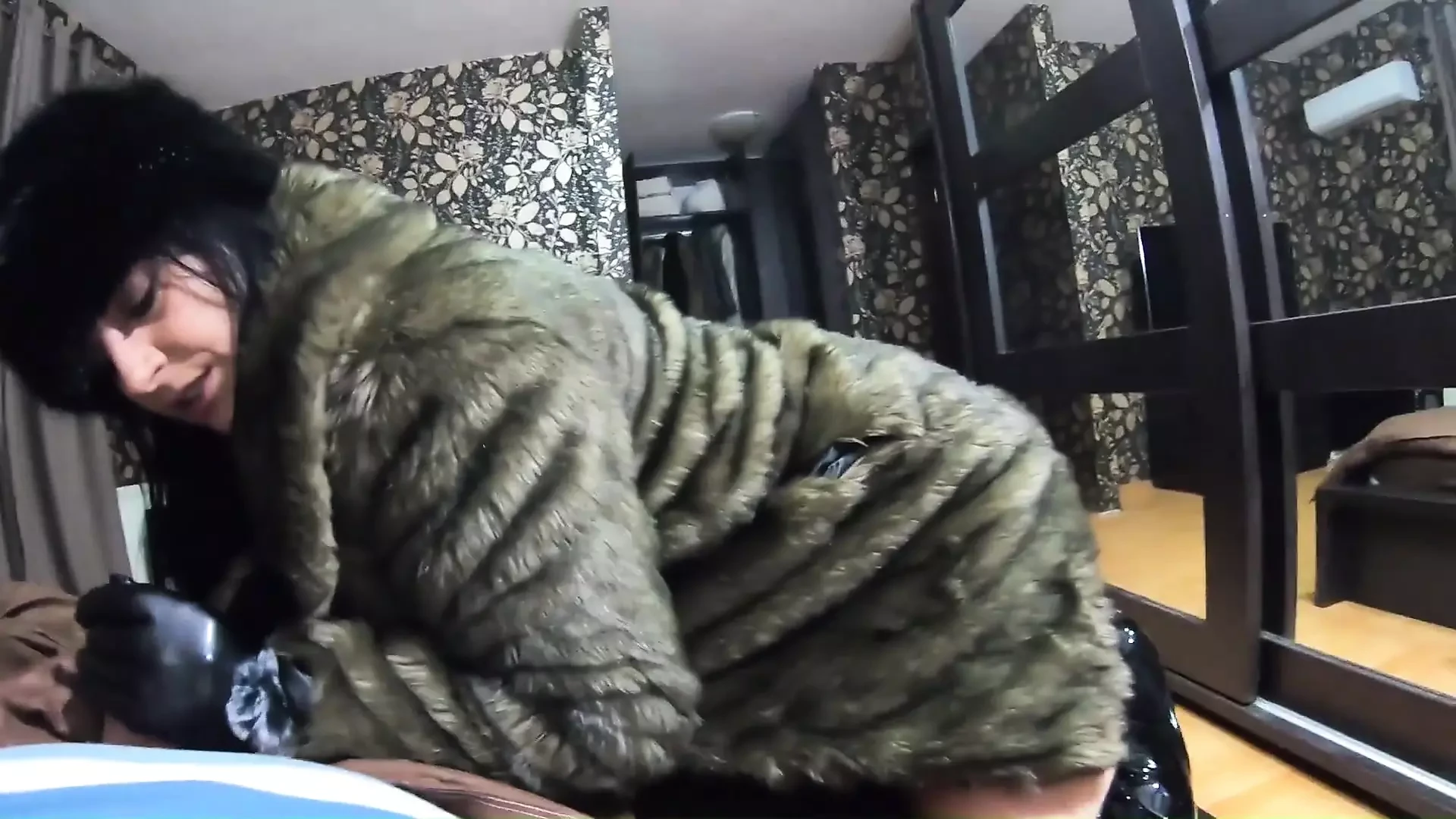 Kürk mantolu orta yaşlı seksi kadın sakso pahalı kürklerimin her yerine boşalıyor