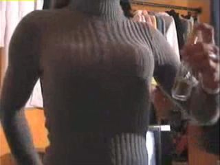 Tranny dengan sweater turtleneck