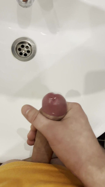 Ten chlap masturbuje v koupelně, natáčí všechno zblízka a na konci.