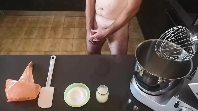 Cicci77, after making Pedro cum to reach 135 grams of sperm, prepares a super batch of "all sperm" meringues 45%