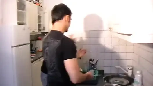 Домохозяйка должна подчищать на кухне
