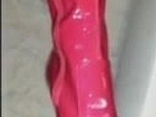 Rote PVC-Oberschenkel-Stiefel abspritzen