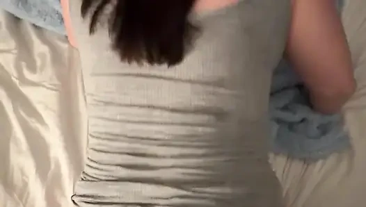 PAWG hausfrau liebt es, in tanga geklatscht zu werden, backen