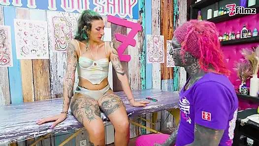 ALT-mädchen anAL während der TATTOO-session gefickt - schlampiger blowjob &squirting