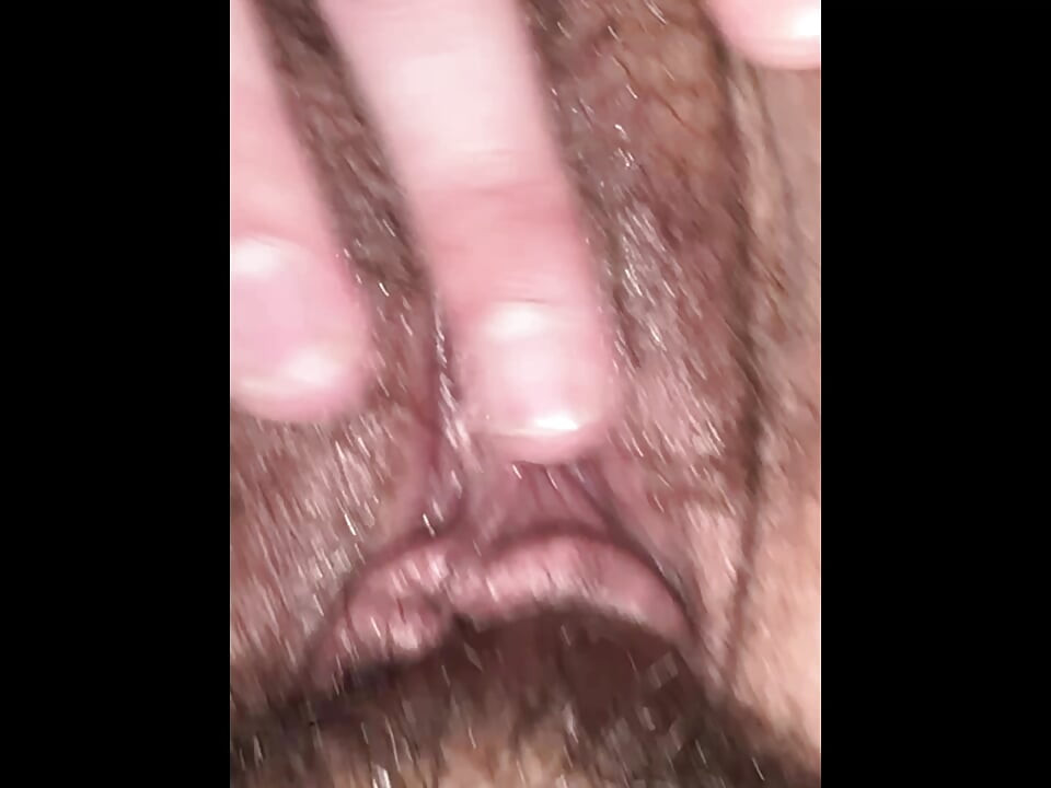 الهه مورد علاقه ات که آینه می مکه و کیر می مکه و پنجه رو می مکه و انگشتان پا را می پیچد و آب پاشی می کند