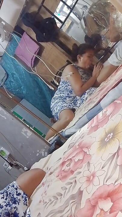 De manhã cedo, ela chupa meu pau