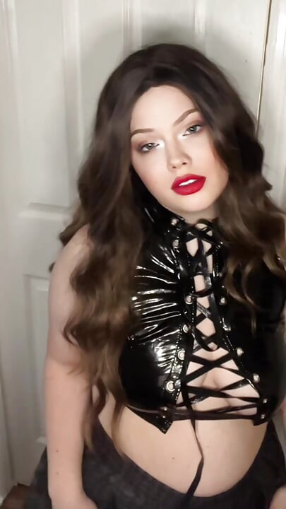 Orta yaşlı seksi kadın bisikletçi grup oyunuyla sikiş arkadaşını aldatıyor