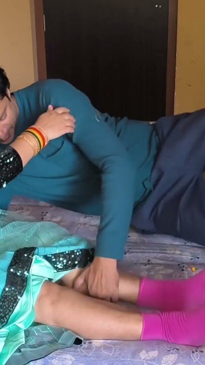 Ne chod diya laddu kha ke chhoti hermanastra veinte mil mein chud gayi | Clip 1