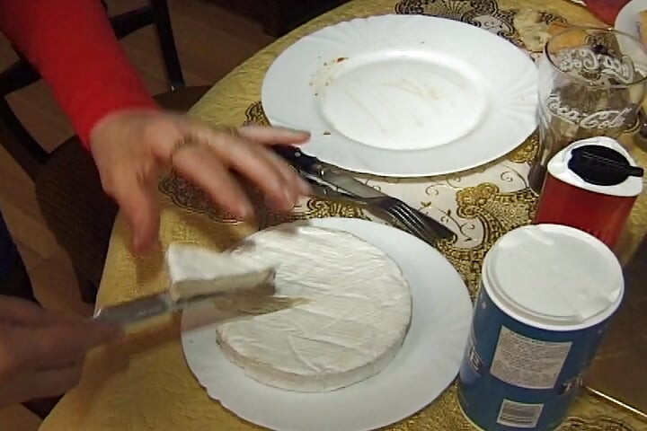 Fransız nine yemekte yarak emiyor
