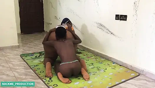 Likkle kız büyük silahlarla istiyor