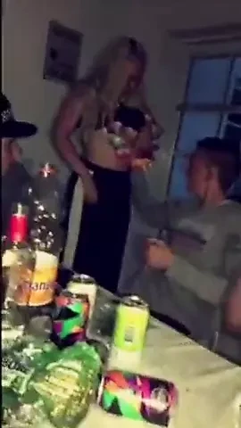 Студентка ест сливки на вечеринке
