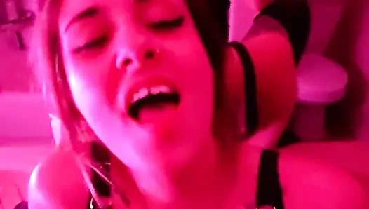 Orta yaşlı seksi arkadaşımı aynanın önünde sikiyorum