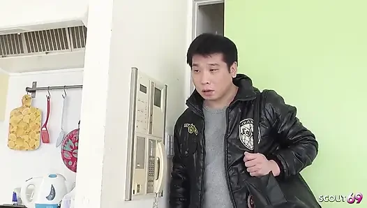 Miyu shiina si gadis remaja jepang nyepong kontol tetangganya yang lebih tua sampai dicrot sperma