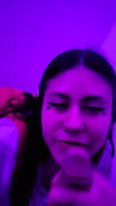 Красивая школьница Dherlydoll делает мне вкусный минет с глубокой глоткой и грязный камшот в ее рот!