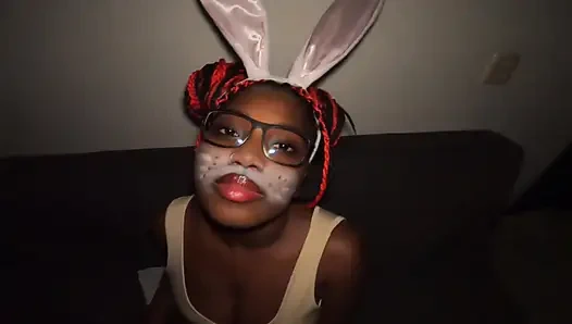 Zum ersten mal streberin ebenholz mit ihren Osterhasenohren, schlampe in ihrem wohnzimmer, lutscht an schlampigem schwanz, dicker arsch, Jhodez1