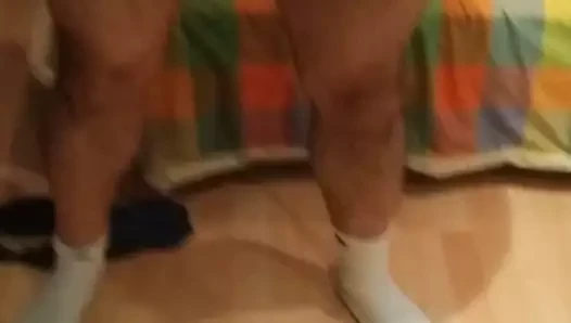 Aynanın önünde handjob ve iyi yük boşalmak