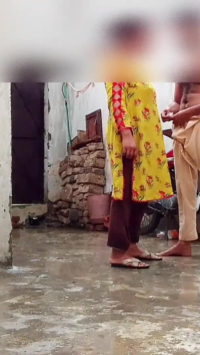 Barsaat ke mausam mein chute lagwane ka Apne maja hai barsat ke mausam mein gand Marne ka apna Maja | Clip 1