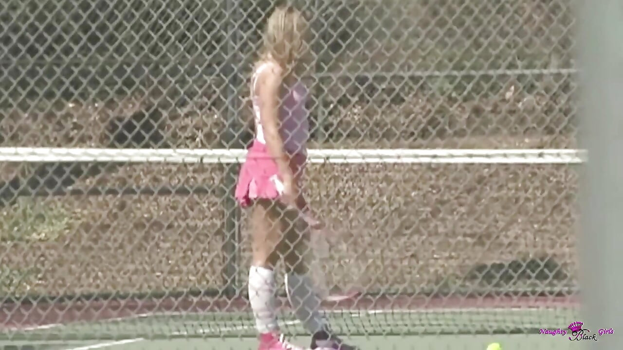 स्टॉकिंग पहनी लड़की और दोस्त को उसकी डॉगी स्टाइल में तब तक उठाएं जब तक आप सितारे नहीं देखते.