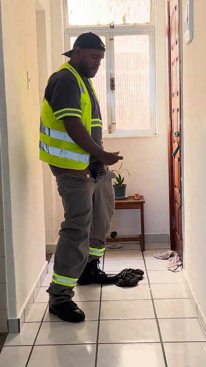 技術者がインターホンを直しに来た...そして仕事の途中で私とセックスすることになった