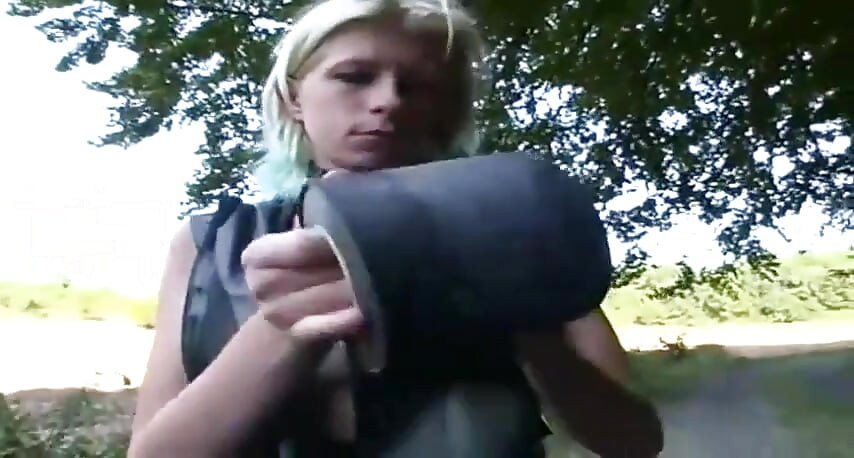 สาวผมบลอนด์สวมหน้ากากโพสท่าในชุดหนัง