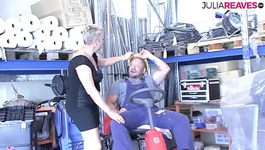 Oma panas mengisap kontol besar lalu menunggangi kontol besar untuk muncrat