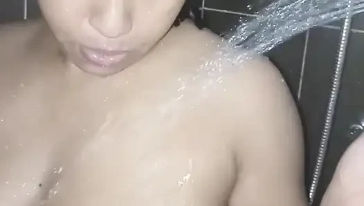 Tolong jangan merekamku mandi