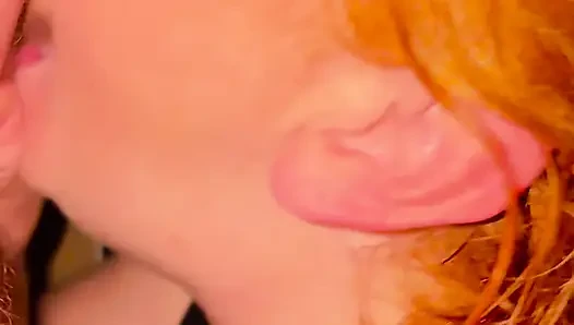 Rothaarige heiße ehefrau auf den knien für halsfick blowjob bwc