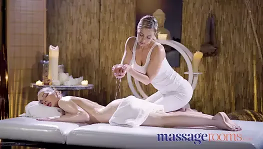 Massage Rooms Pussy eating and facesitting follows erotic