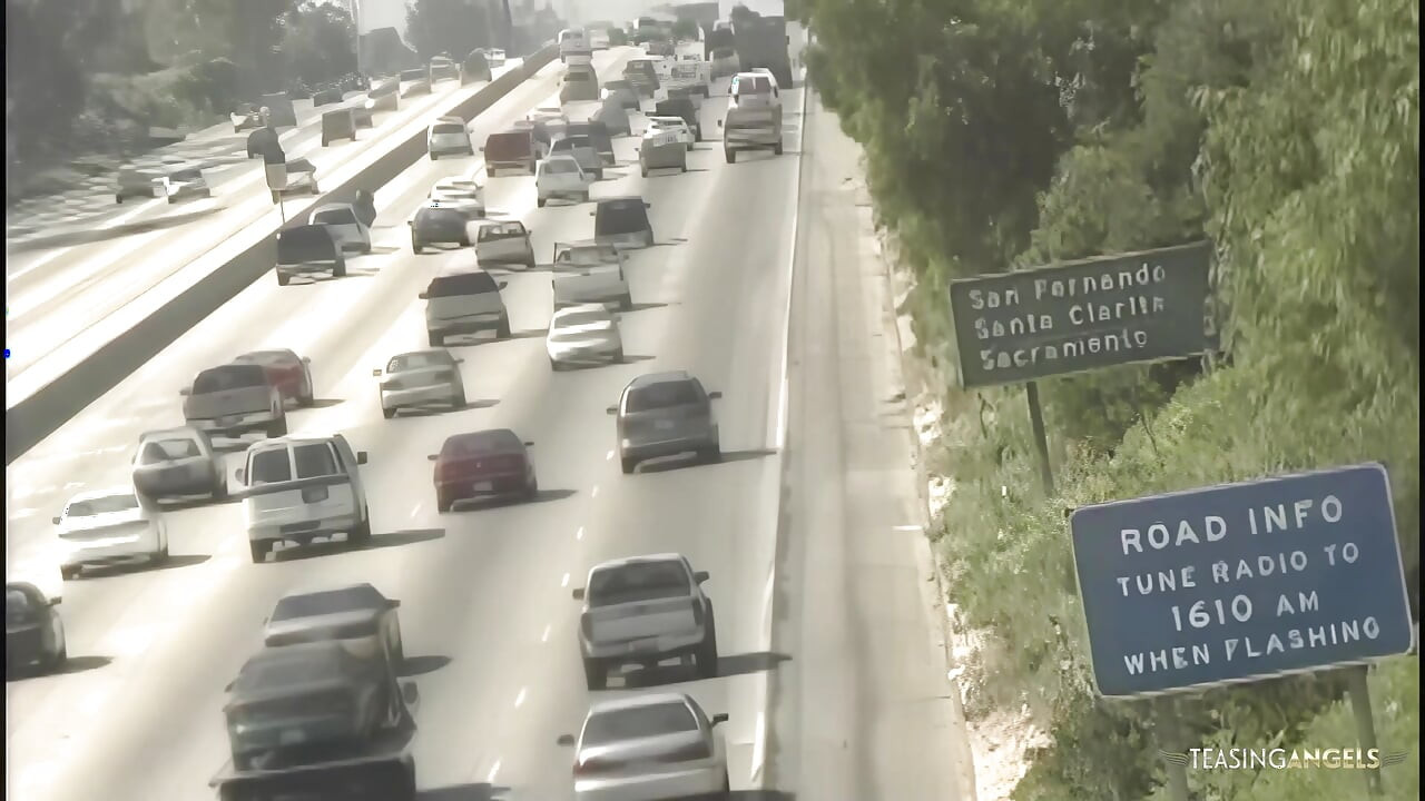 Δύο λεσβίες γυναίκες σχεδόν προκάλεσαν σημαντική ζημιά σε ολόκληρο τον χώρο εργασίας μέσω της χρήσης συσκευών με λουράκι.