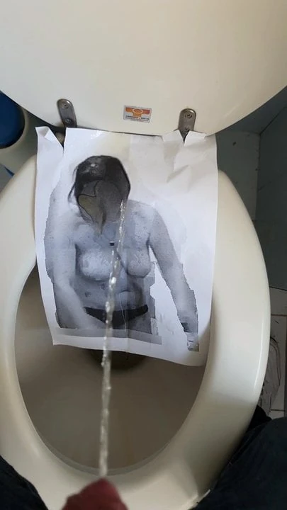 Mia moglie pisciata e poi sborrata...