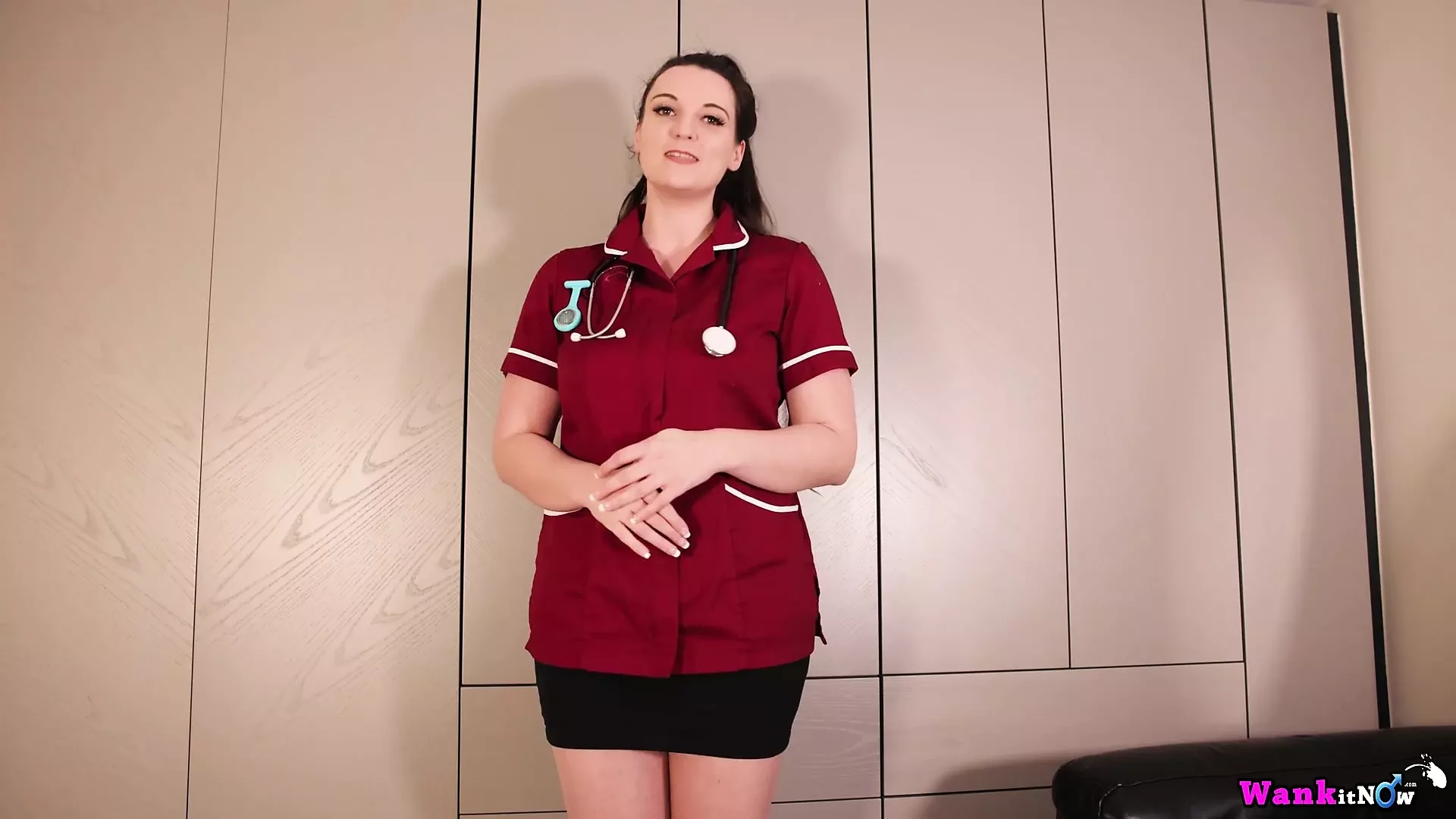 Hermosa enfermera Ivy comparte su mano con una erección palpitante