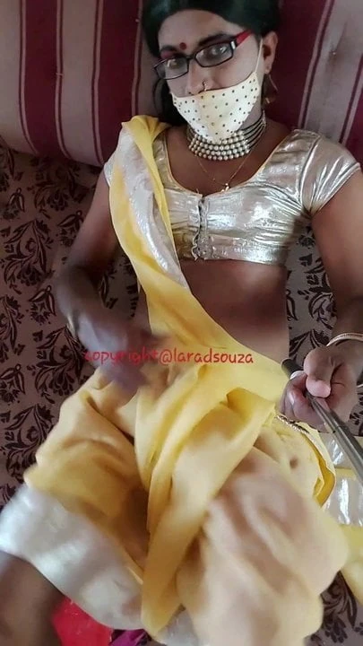 Indian sexy crossdresser Lara D'Souza saree video