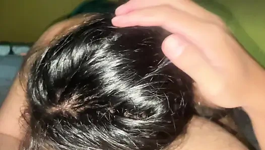 Güzel üvey kız kardeşinin oral seksi o kadar lezzetli ki vajinasına sperm çıkana kadar daha fazlasını istemeni sağlıyor